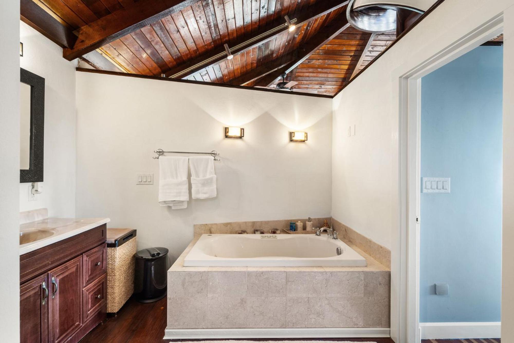 Hot Tub, Electric Bikes, Solo Stove, Projector, Smores มาร์เบิลเฮด ภายนอก รูปภาพ